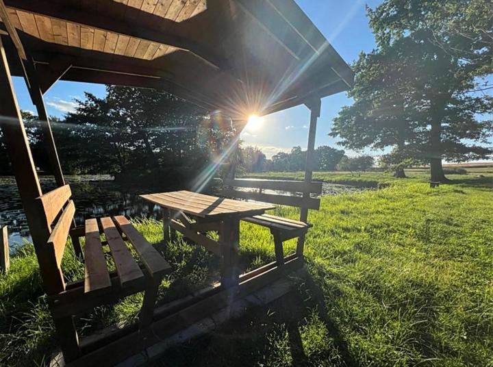 Familienfreundliche Ferienwohnung Mit Wintergarten Badow المظهر الخارجي الصورة